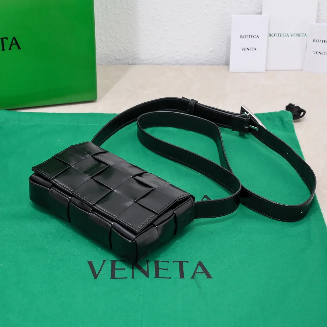 1 minute ago #Bv 2022 autumn and winter new product Cassette medium pillow bag. Classic weaving craftsmanship and oil wax leather design pillow bag. It has developed into a family series and has become the trump card of the new Bottega bag🔥 A must-have artifact for fashionistas to match frequently selected fashion items with contemporary exquisite workman concave shapes💚Cute and cute. The medium size is launched in the latest color. It is beautiful and dreamy and super exciting💓 Size: 17.5*10.5*3cm, model: 7587#